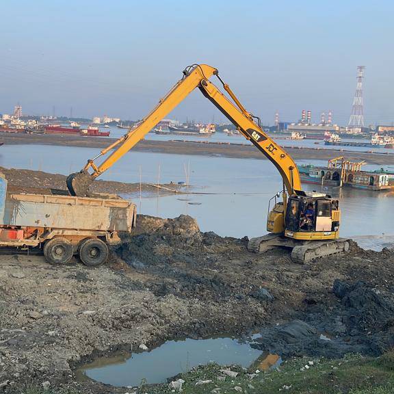 heavy loading unloading long boom excavator rental service provider in bd